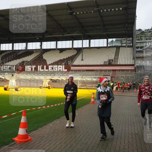 07.12.2025 - St. Pauli X-Mass-Run No. 15 Fabian Wolf http://msf.ph/oto/9423747 07.12.2025 12:02:58 Ziel 826, 2095, 4076, 4120, 4228, 4681, 4682, 4683, 4684 meine-sportfotos.de