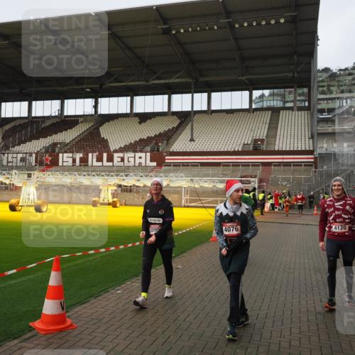 07.12.2025 - St. Pauli X-Mass-Run No. 15 Fabian Wolf http://msf.ph/oto/9423748 07.12.2025 12:02:58 Ziel 826, 2095, 4076, 4120, 4228, 4681, 4682, 4683, 4684 meine-sportfotos.de