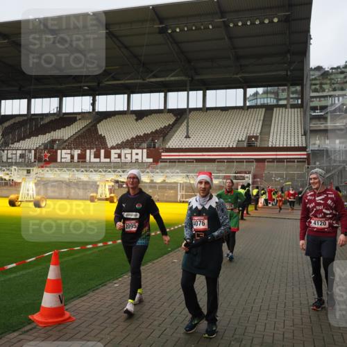 07.12.2025 - St. Pauli X-Mass-Run No. 15 Fabian Wolf http://msf.ph/oto/9423750 07.12.2025 12:02:59 Ziel 826, 2095, 4076, 4120, 4228, 4243, 4244, 4681, 4682, 4683, 4684 meine-sportfotos.de