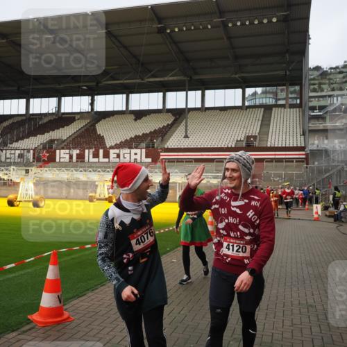07.12.2025 - St. Pauli X-Mass-Run No. 15 Fabian Wolf http://msf.ph/oto/9423753 07.12.2025 12:03:00 Ziel 826, 2095, 4076, 4120, 4228, 4243, 4244, 4681, 4682, 4683, 4684 meine-sportfotos.de