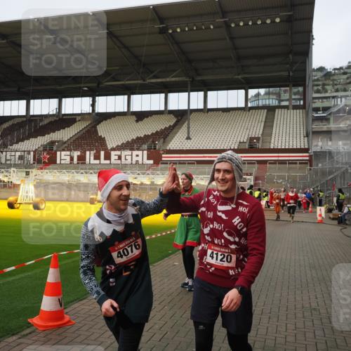 07.12.2025 - St. Pauli X-Mass-Run No. 15 Fabian Wolf http://msf.ph/oto/9423754 07.12.2025 12:03:01 Ziel 826, 2095, 4076, 4120, 4228, 4243, 4244, 4681, 4682, 4683, 4684 meine-sportfotos.de