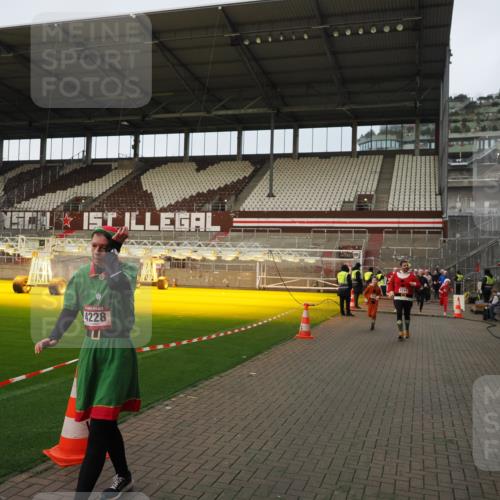 07.12.2025 - St. Pauli X-Mass-Run No. 15 Fabian Wolf http://msf.ph/oto/9423760 07.12.2025 12:03:03 Ziel 826, 2095, 3122, 4076, 4120, 4228, 4243, 4244, 4681, 4682, 4683, 4684, 4747, 4751 meine-sportfotos.de