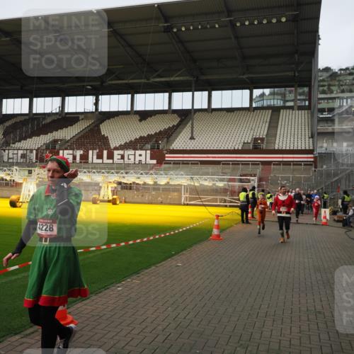 07.12.2025 - St. Pauli X-Mass-Run No. 15 Fabian Wolf http://msf.ph/oto/9423761 07.12.2025 12:03:03 Ziel 826, 2095, 3122, 4076, 4120, 4228, 4243, 4244, 4681, 4682, 4683, 4684, 4747, 4751 meine-sportfotos.de