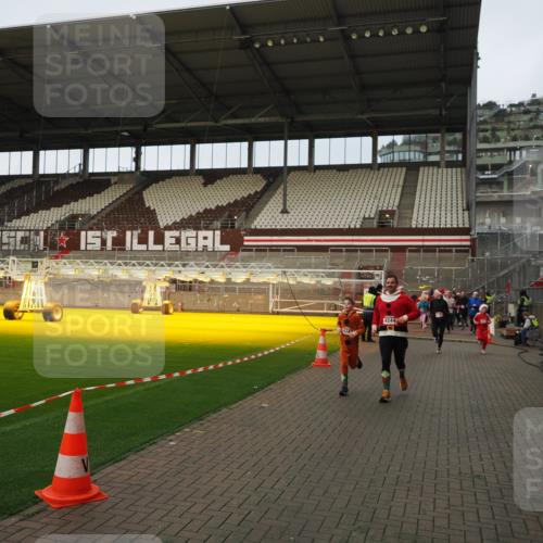 07.12.2025 - St. Pauli X-Mass-Run No. 15 Fabian Wolf http://msf.ph/oto/9423762 07.12.2025 12:03:04 Ziel 826, 2095, 2747, 3122, 3130, 3281, 4076, 4120, 4228, 4243, 4244, 4681, 4682, 4683, 4684, 4747, 4751 meine-sportfotos.de
