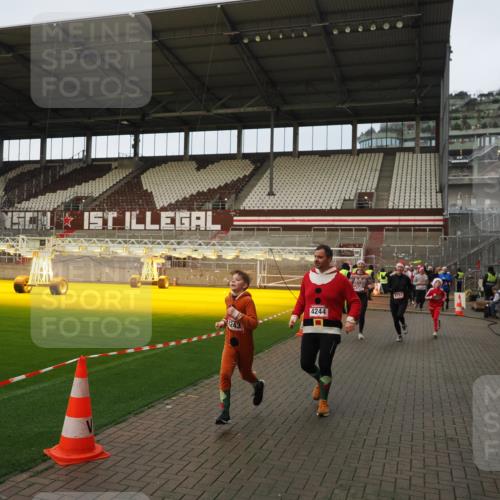 07.12.2025 - St. Pauli X-Mass-Run No. 15 Fabian Wolf http://msf.ph/oto/9423768 07.12.2025 12:03:05 Ziel 2095, 2610, 2747, 3122, 3130, 3134, 3281, 4076, 4120, 4228, 4243, 4244, 4681, 4682, 4683, 4684, 4747, 4751 meine-sportfotos.de