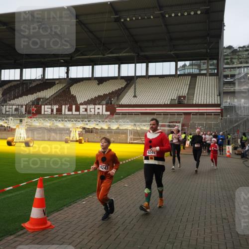 07.12.2025 - St. Pauli X-Mass-Run No. 15 Fabian Wolf http://msf.ph/oto/9423769 07.12.2025 12:03:06 Ziel 2610, 2747, 2822, 2843, 3122, 3130, 3134, 3281, 4076, 4120, 4228, 4243, 4244, 4747, 4750, 4751 meine-sportfotos.de
