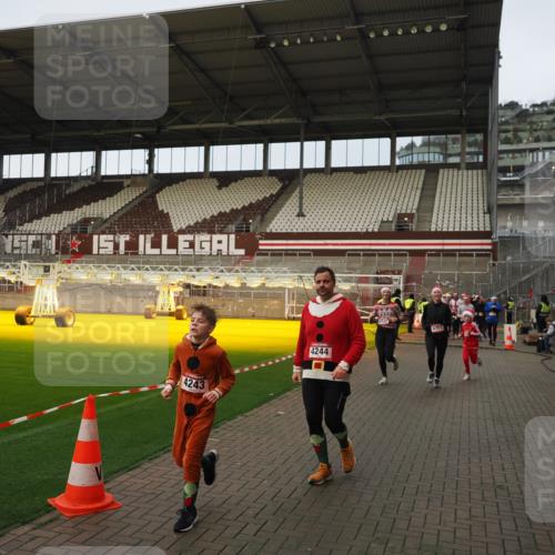 07.12.2025 - St. Pauli X-Mass-Run No. 15 Fabian Wolf http://msf.ph/oto/9423770 07.12.2025 12:03:06 Ziel 2610, 2747, 2822, 2843, 3122, 3130, 3134, 3281, 4076, 4120, 4228, 4243, 4244, 4747, 4750, 4751 meine-sportfotos.de