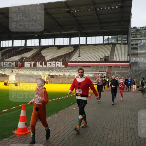 07.12.2025 - St. Pauli X-Mass-Run No. 15 Fabian Wolf http://msf.ph/oto/9423771 07.12.2025 12:03:06 Ziel 2610, 2747, 2822, 2843, 3122, 3130, 3134, 3281, 4076, 4120, 4228, 4243, 4244, 4747, 4750, 4751 meine-sportfotos.de