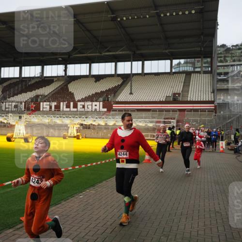 07.12.2025 - St. Pauli X-Mass-Run No. 15 Fabian Wolf http://msf.ph/oto/9423772 07.12.2025 12:03:06 Ziel 2610, 2747, 2822, 2843, 3122, 3130, 3134, 3281, 4076, 4120, 4228, 4243, 4244, 4747, 4750, 4751 meine-sportfotos.de