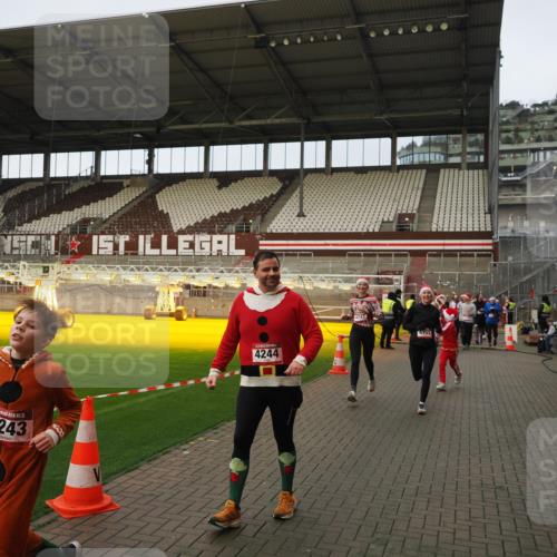 07.12.2025 - St. Pauli X-Mass-Run No. 15 Fabian Wolf http://msf.ph/oto/9423773 07.12.2025 12:03:06 Ziel 2610, 2747, 2822, 2843, 3122, 3130, 3134, 3281, 4076, 4120, 4228, 4243, 4244, 4747, 4750, 4751 meine-sportfotos.de
