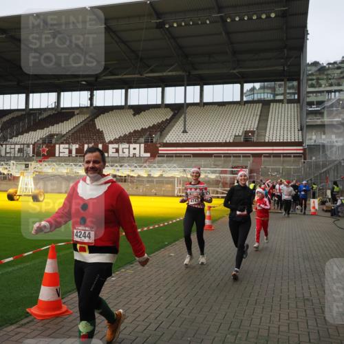 07.12.2025 - St. Pauli X-Mass-Run No. 15 Fabian Wolf http://msf.ph/oto/9423774 07.12.2025 12:03:07 Ziel 2610, 2747, 2822, 2834, 2843, 3122, 3125, 3130, 3134, 3281, 4076, 4120, 4228, 4243, 4244, 4747, 4750, 4751 meine-sportfotos.de