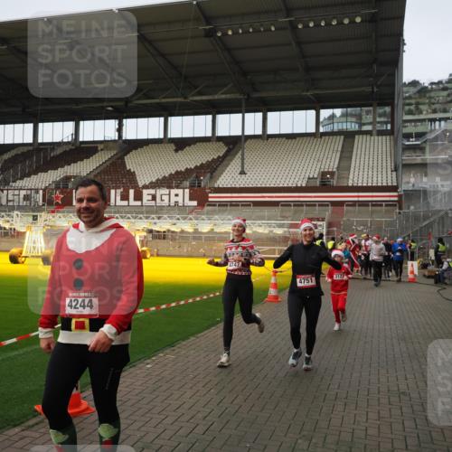 07.12.2025 - St. Pauli X-Mass-Run No. 15 Fabian Wolf http://msf.ph/oto/9423775 07.12.2025 12:03:07 Ziel 2610, 2747, 2822, 2834, 2843, 3122, 3125, 3130, 3134, 3281, 4076, 4120, 4228, 4243, 4244, 4747, 4750, 4751 meine-sportfotos.de