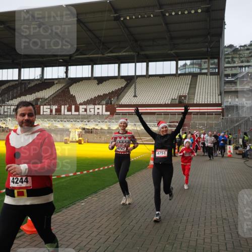 07.12.2025 - St. Pauli X-Mass-Run No. 15 Fabian Wolf http://msf.ph/oto/9423776 07.12.2025 12:03:08 Ziel 2610, 2747, 2822, 2834, 2843, 3122, 3125, 3130, 3134, 3281, 4024, 4076, 4120, 4228, 4243, 4244, 4747, 4750, 4751 meine-sportfotos.de