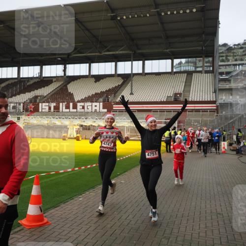 07.12.2025 - St. Pauli X-Mass-Run No. 15 Fabian Wolf http://msf.ph/oto/9423777 07.12.2025 12:03:08 Ziel 2610, 2747, 2822, 2834, 2843, 3122, 3125, 3130, 3134, 3281, 4024, 4076, 4120, 4228, 4243, 4244, 4747, 4750, 4751 meine-sportfotos.de