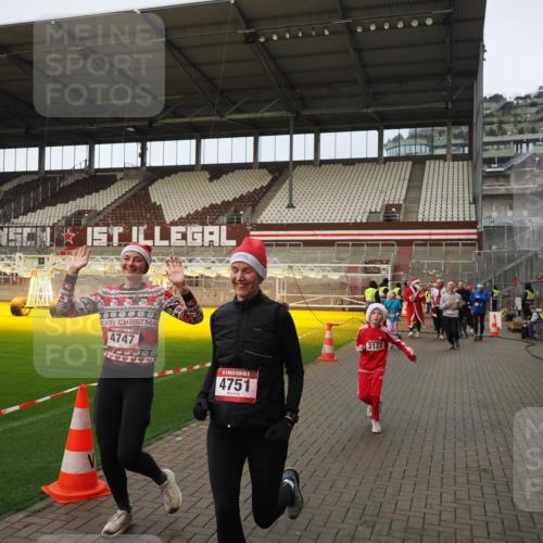 07.12.2025 - St. Pauli X-Mass-Run No. 15 Fabian Wolf http://msf.ph/oto/9423780 07.12.2025 12:03:08 Ziel 2610, 2747, 2822, 2834, 2843, 3122, 3125, 3130, 3134, 3281, 4024, 4076, 4120, 4228, 4243, 4244, 4747, 4750, 4751 meine-sportfotos.de