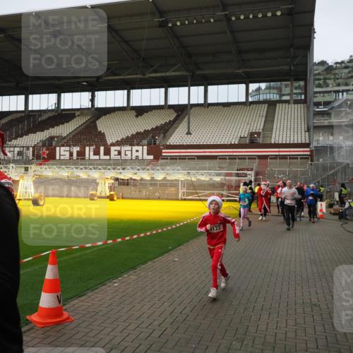 07.12.2025 - St. Pauli X-Mass-Run No. 15 Fabian Wolf http://msf.ph/oto/9423783 07.12.2025 12:03:09 Ziel 267, 2610, 2747, 2822, 2834, 2843, 3122, 3125, 3130, 3134, 3281, 4024, 4228, 4243, 4244, 4747, 4750, 4751 meine-sportfotos.de