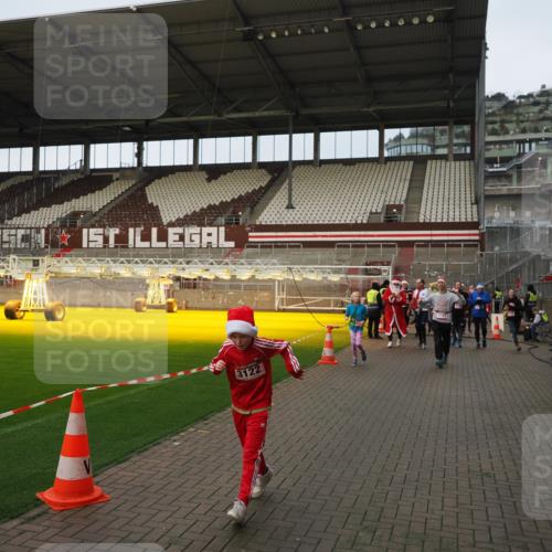 07.12.2025 - St. Pauli X-Mass-Run No. 15 Fabian Wolf http://msf.ph/oto/9423784 07.12.2025 12:03:10 Ziel 267, 2610, 2747, 2822, 2834, 2843, 3122, 3125, 3130, 3134, 3281, 4024, 4243, 4244, 4747, 4750, 4751 meine-sportfotos.de