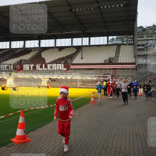 07.12.2025 - St. Pauli X-Mass-Run No. 15 Fabian Wolf http://msf.ph/oto/9423785 07.12.2025 12:03:10 Ziel 267, 2610, 2747, 2822, 2834, 2843, 3122, 3125, 3130, 3134, 3281, 4024, 4243, 4244, 4747, 4750, 4751 meine-sportfotos.de