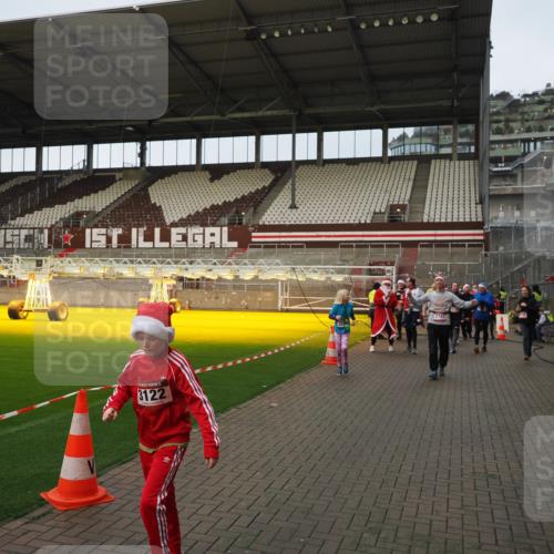 07.12.2025 - St. Pauli X-Mass-Run No. 15 Fabian Wolf http://msf.ph/oto/9423786 07.12.2025 12:03:10 Ziel 267, 2610, 2747, 2822, 2834, 2843, 3122, 3125, 3130, 3134, 3281, 4024, 4243, 4244, 4747, 4750, 4751 meine-sportfotos.de