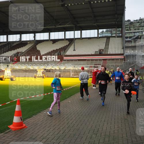 07.12.2025 - St. Pauli X-Mass-Run No. 15 Fabian Wolf http://msf.ph/oto/9423799 07.12.2025 12:03:14 Ziel 267, 2610, 2747, 2822, 2834, 2843, 3122, 3125, 3130, 3134, 3281, 3282, 3937, 3941, 3943, 4024, 4243, 4244, 4741, 4747, 4750, 4751 meine-sportfotos.de