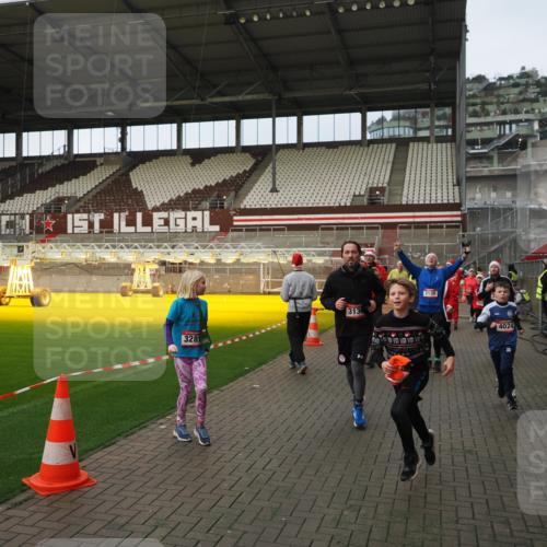 07.12.2025 - St. Pauli X-Mass-Run No. 15 Fabian Wolf http://msf.ph/oto/9423800 07.12.2025 12:03:15 Ziel 267, 2610, 2747, 2822, 2834, 2843, 3122, 3125, 3130, 3134, 3281, 3282, 3937, 3941, 3943, 4024, 4243, 4244, 4741, 4747, 4750, 4751 meine-sportfotos.de