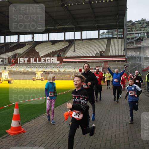 07.12.2025 - St. Pauli X-Mass-Run No. 15 Fabian Wolf http://msf.ph/oto/9423802 07.12.2025 12:03:15 Ziel 267, 2610, 2747, 2822, 2834, 2843, 3122, 3125, 3130, 3134, 3281, 3282, 3937, 3941, 3943, 4024, 4243, 4244, 4741, 4747, 4750, 4751 meine-sportfotos.de