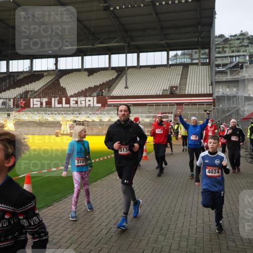 07.12.2025 - St. Pauli X-Mass-Run No. 15 Fabian Wolf http://msf.ph/oto/9423804 07.12.2025 12:03:16 Ziel 267, 2610, 2747, 2822, 2834, 2843, 3122, 3125, 3130, 3134, 3281, 3282, 3937, 3941, 3943, 4024, 4243, 4244, 4732, 4741, 4747, 4750, 4751 meine-sportfotos.de