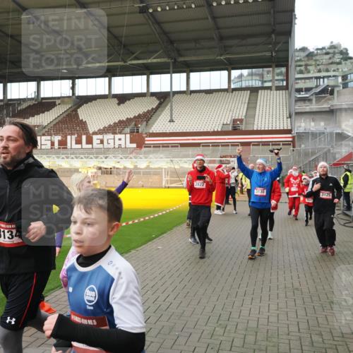 07.12.2025 - St. Pauli X-Mass-Run No. 15 Fabian Wolf http://msf.ph/oto/9423808 07.12.2025 12:03:17 Ziel 267, 2610, 2747, 2822, 2834, 2843, 3122, 3125, 3130, 3134, 3281, 3282, 3937, 3941, 3943, 4024, 4243, 4244, 4732, 4741, 4747, 4750, 4751 meine-sportfotos.de