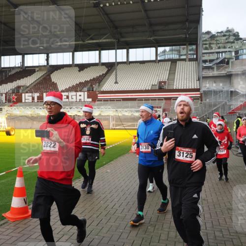 07.12.2025 - St. Pauli X-Mass-Run No. 15 Fabian Wolf http://msf.ph/oto/9423817 07.12.2025 12:03:19 Ziel 267, 2610, 2747, 2822, 2834, 2843, 3122, 3125, 3130, 3134, 3281, 3282, 3937, 3941, 3943, 4024, 4243, 4244, 4732, 4741, 4747, 4750, 4751, 5007 meine-sportfotos.de