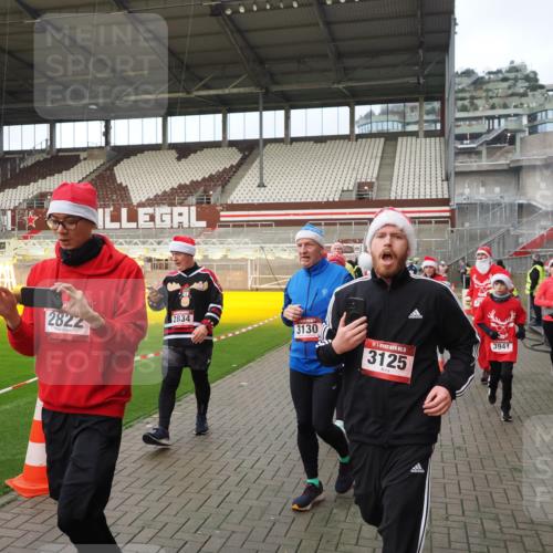 07.12.2025 - St. Pauli X-Mass-Run No. 15 Fabian Wolf http://msf.ph/oto/9423818 07.12.2025 12:03:19 Ziel 267, 2610, 2747, 2822, 2834, 2843, 3122, 3125, 3130, 3134, 3281, 3282, 3937, 3941, 3943, 4024, 4243, 4244, 4732, 4741, 4747, 4750, 4751, 5007 meine-sportfotos.de
