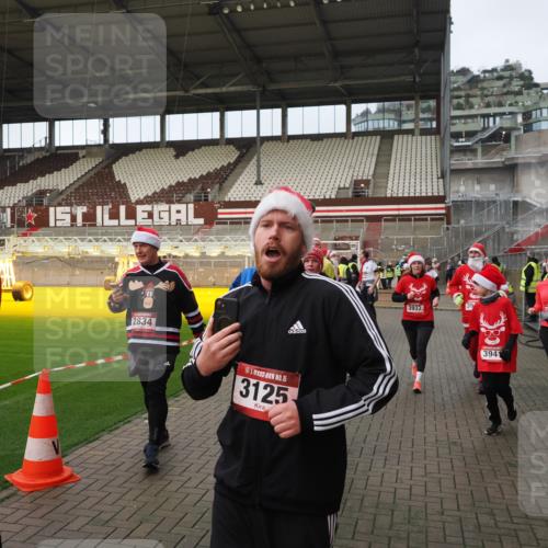 07.12.2025 - St. Pauli X-Mass-Run No. 15 Fabian Wolf http://msf.ph/oto/9423819 07.12.2025 12:03:19 Ziel 267, 2610, 2747, 2822, 2834, 2843, 3122, 3125, 3130, 3134, 3281, 3282, 3937, 3941, 3943, 4024, 4243, 4244, 4732, 4741, 4747, 4750, 4751, 5007 meine-sportfotos.de