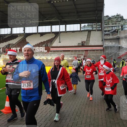 07.12.2025 - St. Pauli X-Mass-Run No. 15 Fabian Wolf http://msf.ph/oto/9423823 07.12.2025 12:03:20 Ziel 267, 2610, 2747, 2822, 2834, 2843, 3122, 3125, 3130, 3134, 3281, 3282, 3937, 3941, 3943, 4024, 4732, 4741, 4747, 4750, 4751, 5007 meine-sportfotos.de
