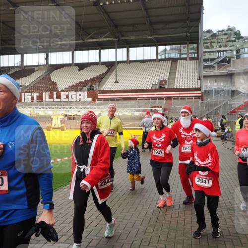 07.12.2025 - St. Pauli X-Mass-Run No. 15 Fabian Wolf http://msf.ph/oto/9423825 07.12.2025 12:03:21 Ziel 267, 2610, 2747, 2822, 2834, 2843, 3122, 3125, 3130, 3134, 3281, 3282, 3937, 3941, 3943, 4024, 4732, 4741, 4747, 4750, 4751, 5007 meine-sportfotos.de