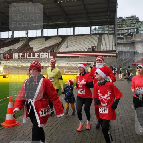 07.12.2025 - St. Pauli X-Mass-Run No. 15 Fabian Wolf http://msf.ph/oto/9423827 07.12.2025 12:03:21 Ziel 267, 2610, 2747, 2822, 2834, 2843, 3122, 3125, 3130, 3134, 3281, 3282, 3937, 3941, 3943, 4024, 4732, 4741, 4747, 4750, 4751, 5007 meine-sportfotos.de