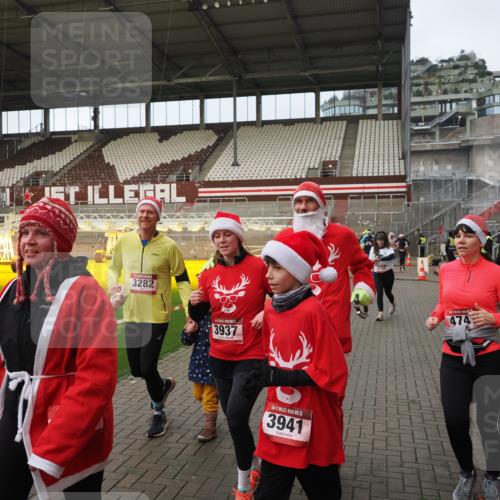 07.12.2025 - St. Pauli X-Mass-Run No. 15 Fabian Wolf http://msf.ph/oto/9423829 07.12.2025 12:03:21 Ziel 267, 2610, 2747, 2822, 2834, 2843, 3122, 3125, 3130, 3134, 3281, 3282, 3937, 3941, 3943, 4024, 4732, 4741, 4747, 4750, 4751, 5007 meine-sportfotos.de