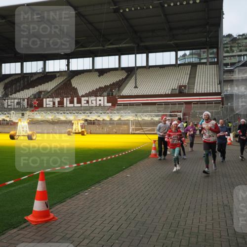 07.12.2025 - St. Pauli X-Mass-Run No. 15 Fabian Wolf http://msf.ph/oto/9423838 07.12.2025 12:03:29 Ziel 267, 3282, 3807, 3937, 3941, 3943, 4006, 4022, 4241, 4247, 4726, 4731, 4732, 4741, 4746, 5007 meine-sportfotos.de