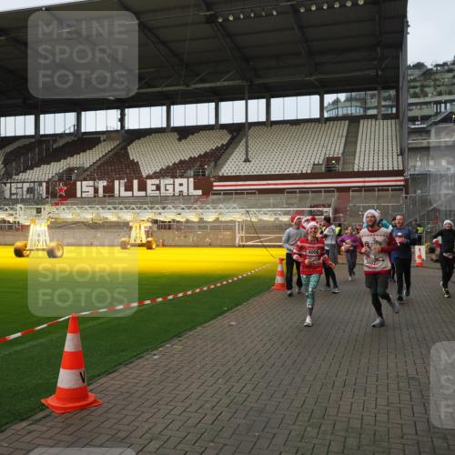 07.12.2025 - St. Pauli X-Mass-Run No. 15 Fabian Wolf http://msf.ph/oto/9423839 07.12.2025 12:03:29 Ziel 267, 3282, 3807, 3937, 3941, 3943, 4006, 4022, 4241, 4247, 4726, 4731, 4732, 4741, 4746, 5007 meine-sportfotos.de