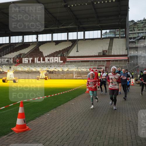 07.12.2025 - St. Pauli X-Mass-Run No. 15 Fabian Wolf http://msf.ph/oto/9423841 07.12.2025 12:03:30 Ziel 3282, 3807, 3937, 3941, 3943, 4006, 4022, 4224, 4241, 4247, 4726, 4731, 4732, 4741, 4746, 5007 meine-sportfotos.de
