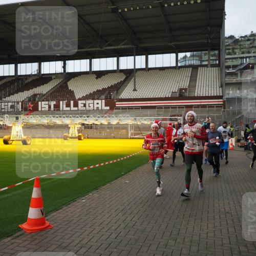 07.12.2025 - St. Pauli X-Mass-Run No. 15 Fabian Wolf http://msf.ph/oto/9423842 07.12.2025 12:03:30 Ziel 3282, 3807, 3937, 3941, 3943, 4006, 4022, 4224, 4241, 4247, 4726, 4731, 4732, 4741, 4746, 5007 meine-sportfotos.de