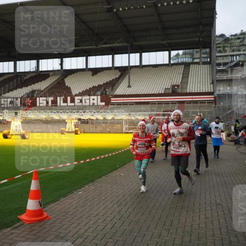 07.12.2025 - St. Pauli X-Mass-Run No. 15 Fabian Wolf http://msf.ph/oto/9423843 07.12.2025 12:03:30 Ziel 3282, 3807, 3937, 3941, 3943, 4006, 4022, 4224, 4241, 4247, 4726, 4731, 4732, 4741, 4746, 5007 meine-sportfotos.de