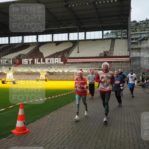 07.12.2025 - St. Pauli X-Mass-Run No. 15 Fabian Wolf http://msf.ph/oto/9423844 07.12.2025 12:03:30 Ziel 3282, 3807, 3937, 3941, 3943, 4006, 4022, 4224, 4241, 4247, 4726, 4731, 4732, 4741, 4746, 5007 meine-sportfotos.de
