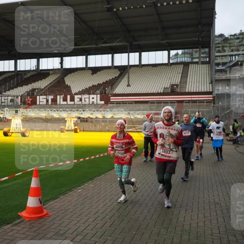 07.12.2025 - St. Pauli X-Mass-Run No. 15 Fabian Wolf http://msf.ph/oto/9423845 07.12.2025 12:03:31 Ziel 255, 258, 3282, 3807, 3937, 3941, 3943, 4006, 4022, 4221, 4224, 4241, 4247, 4726, 4731, 4732, 4741, 4746, 5007 meine-sportfotos.de