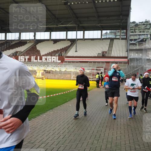 07.12.2025 - St. Pauli X-Mass-Run No. 15 Fabian Wolf http://msf.ph/oto/9423859 07.12.2025 12:03:35 Ziel 255, 258, 263, 723, 3807, 4006, 4022, 4221, 4224, 4241, 4247, 4726, 4731, 4732, 4746, 5007 meine-sportfotos.de