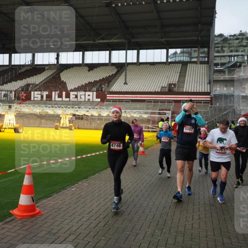 07.12.2025 - St. Pauli X-Mass-Run No. 15 Fabian Wolf http://msf.ph/oto/9423861 07.12.2025 12:03:35 Ziel 255, 258, 263, 723, 3807, 4006, 4022, 4221, 4224, 4241, 4247, 4726, 4731, 4732, 4746, 5007 meine-sportfotos.de