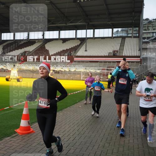 07.12.2025 - St. Pauli X-Mass-Run No. 15 Fabian Wolf http://msf.ph/oto/9423862 07.12.2025 12:03:36 Ziel 255, 258, 263, 723, 3081, 3082, 3807, 4006, 4022, 4221, 4224, 4241, 4247, 4726, 4731, 4732, 4742, 4746, 5007 meine-sportfotos.de
