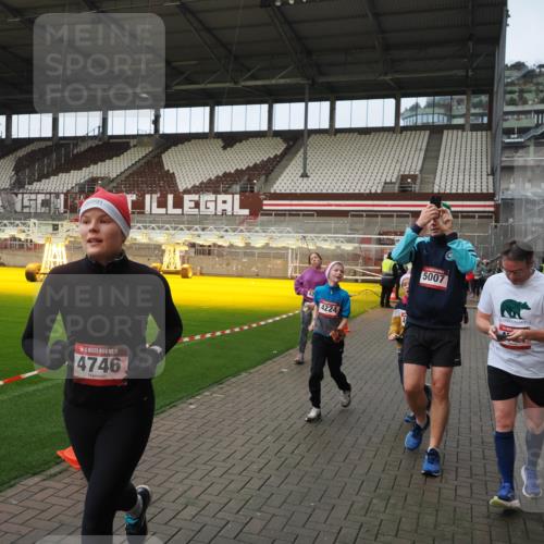 07.12.2025 - St. Pauli X-Mass-Run No. 15 Fabian Wolf http://msf.ph/oto/9423863 07.12.2025 12:03:36 Ziel 255, 258, 263, 723, 3081, 3082, 3807, 4006, 4022, 4221, 4224, 4241, 4247, 4726, 4731, 4732, 4742, 4746, 5007 meine-sportfotos.de