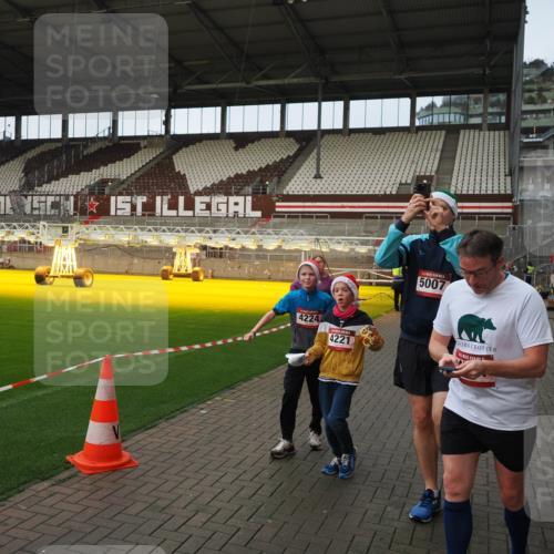 07.12.2025 - St. Pauli X-Mass-Run No. 15 Fabian Wolf http://msf.ph/oto/9423864 07.12.2025 12:03:37 Ziel 255, 258, 263, 723, 3081, 3082, 3807, 3996, 3997, 4006, 4022, 4221, 4224, 4241, 4247, 4726, 4731, 4742, 4746, 5007 meine-sportfotos.de