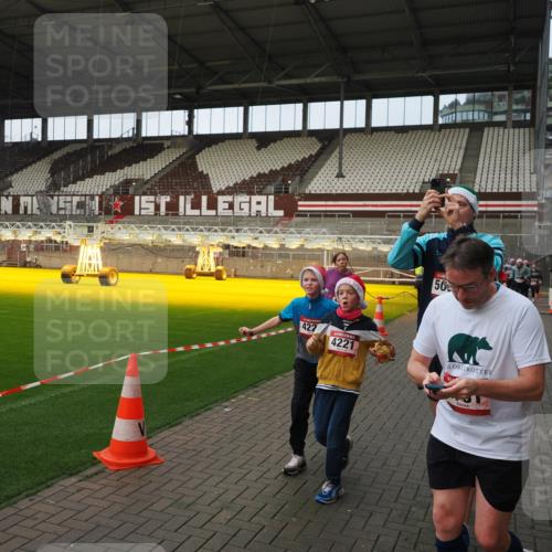 07.12.2025 - St. Pauli X-Mass-Run No. 15 Fabian Wolf http://msf.ph/oto/9423865 07.12.2025 12:03:37 Ziel 255, 258, 263, 723, 3081, 3082, 3807, 3996, 3997, 4006, 4022, 4221, 4224, 4241, 4247, 4726, 4731, 4742, 4746, 5007 meine-sportfotos.de