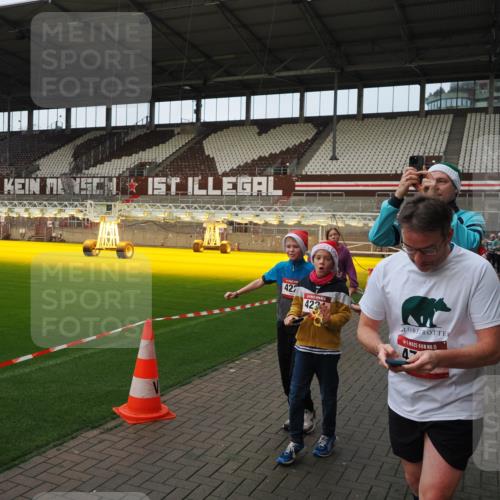 07.12.2025 - St. Pauli X-Mass-Run No. 15 Fabian Wolf http://msf.ph/oto/9423866 07.12.2025 12:03:37 Ziel 255, 258, 263, 723, 3081, 3082, 3807, 3996, 3997, 4006, 4022, 4221, 4224, 4241, 4247, 4726, 4731, 4742, 4746, 5007 meine-sportfotos.de