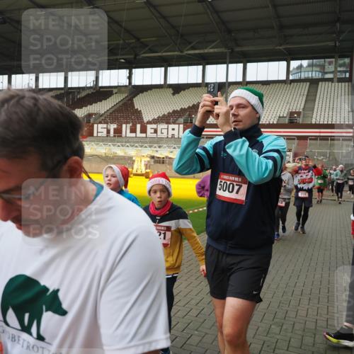 07.12.2025 - St. Pauli X-Mass-Run No. 15 Fabian Wolf http://msf.ph/oto/9423867 07.12.2025 12:03:38 Ziel 255, 258, 263, 723, 3081, 3082, 3807, 3994, 3996, 3997, 4006, 4022, 4221, 4224, 4241, 4247, 4726, 4731, 4742, 4746, 5007 meine-sportfotos.de